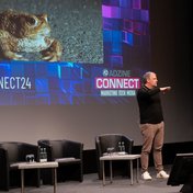 Stephan Noller, Ubirch, spricht bei seiner Keynote auf der ADZINE CONNECT über Frösche, Bild: Katharina Meirich / ADZINE